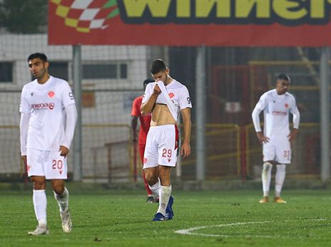 האדומים בצרות (לירון מולדובן)