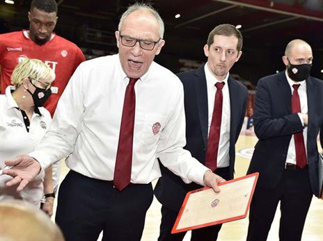 פניו של מאמן שולה אומרות הכל (פיב"א)