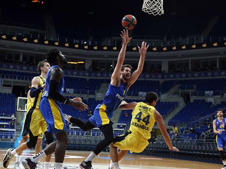 מכבי רדפה ברבע השלישי (Euroleague)