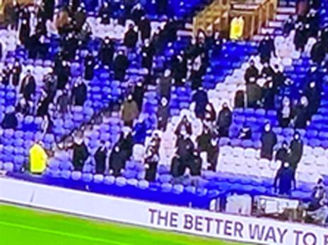 יציעים מאוכלסים, אך לא מלאים. כך זה עובד בעולם