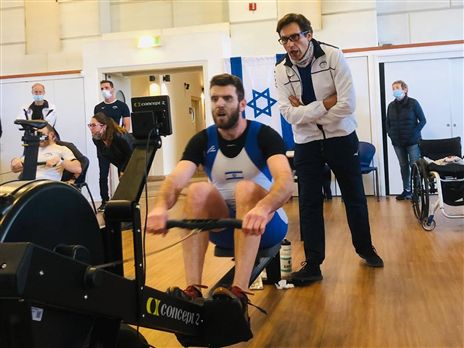 אחיה קליין ועוזר המאמן דימה מרגולין (צילום: קרן איזיקסון)