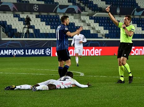 האיטלקים נותרו בעשרה שחקנים בשלב מוקדם (getty