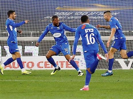 "אין בנו פחד". שחקני פתח תקווה חוגגים (צילום: אלן שיבר)