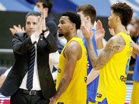 ספרופולוס חוגג עם ג'ונס (אלן שיבר)