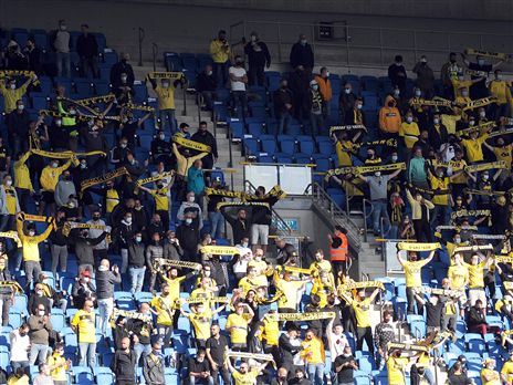 שליש יוכלו להיכנס? אוהדי נתניה אתמול מול חדרה (צילום: ברני ארדוב)