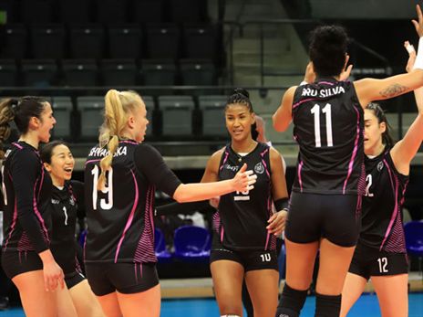 שחקניות קריית אתא חוגגות (צילום באדיבות איגוד הכדורעף)