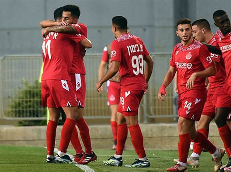 שצברג מתמהמה בשיחות. שחקני הפועל לאחר הניצחון (צילום: ברני ארדוב)