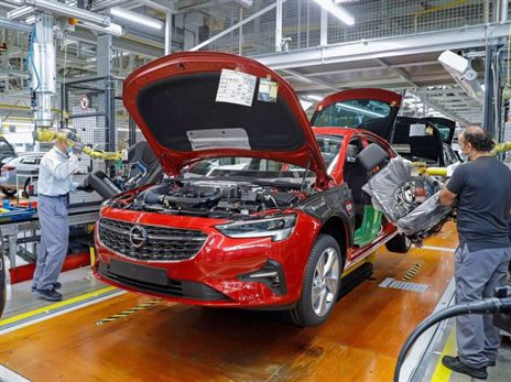 אופל אינסיגניה על רצפת ההרכבה ברוסלהיים