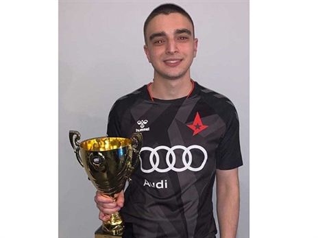 רועי פלדמן עם הגביע