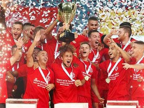 חגגו גביע עם אוזן (אלן שיבר)