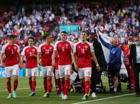 השחקנים ליוו את אריקסן, שפונה על אלונקה (GETTY)