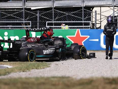 המילטון ליד המכונית שניזוקה בתאונה. ניצל בזכות ה-Halo