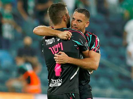 אבו עביד חוגג עם ויטור. עמה יעמיק (אלן שיבר)