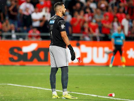 איתמר ניצן. השלכת החפצים לכיוונו תעלה להפועל ת"א ביוקר (אלן שיבר)