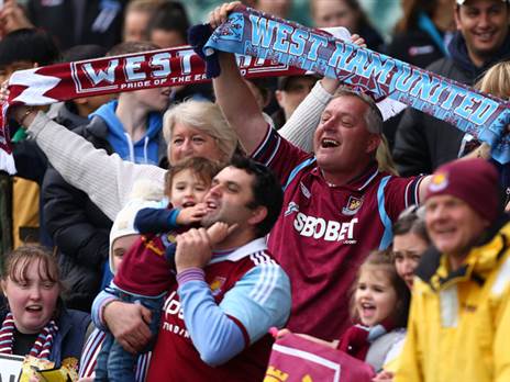 אוהדי ווסטהאם. בקרוב יזכו לבעלים חדש? (GETTY)
