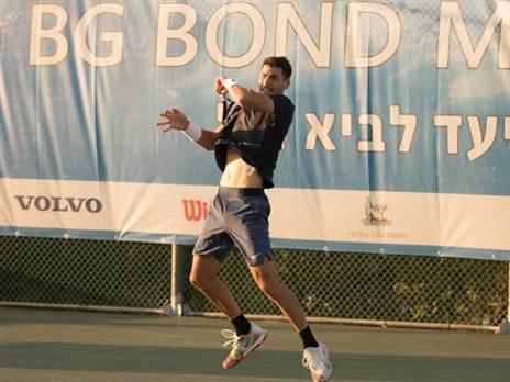 העפיל לרבע הגמר. עוליאל (רועי שמשון)
