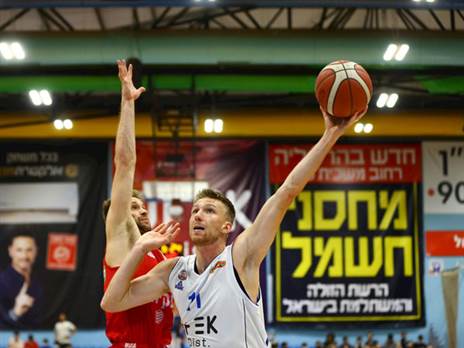 ואן פליט בדרך לטבעת. אכזבה לירושלים (קרדיט: מנהלת הליגה)