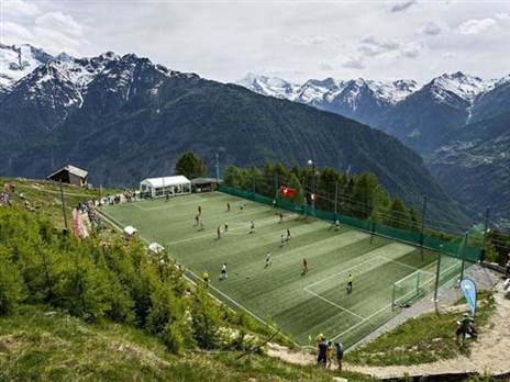 עם האלפים ברקע, 2000 מטר מעל לגובה הים בשווייץ