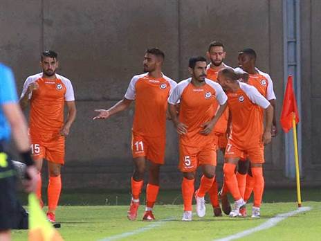 ניצחון יעלה אותם מעל ליריבה. שחקני ראשל"צ חוגגים (קובי אליהו)