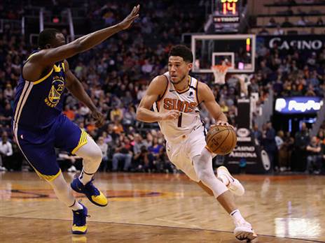 דריימונד גרין שומר על דווין בוקר (Getty)