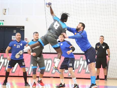 גם הוא זומן. אובינה (צילום: אורן אסולין, מכבי דימונה)