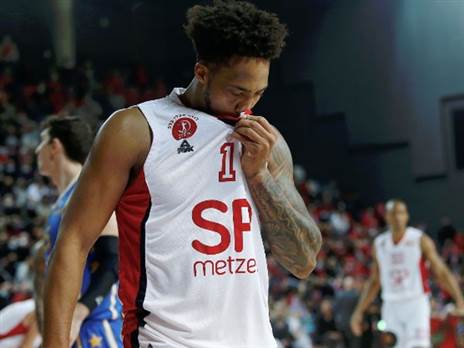 ג'יי פי טוקוטו. מחובר לקהל (אלן שיבר)