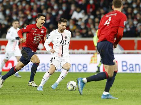 ליאו מסי ופ.ס.ז' פוגשים את ליל. שתי הקבוצות נמצאות בקצוות שונים של הטבלה (GETTY)