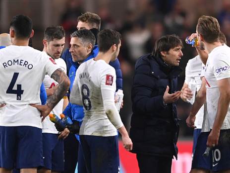 אנטוניו קונטה ושחקני טוטנהאם. הקוף נשאר על הגב (Getty)