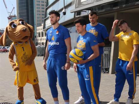 הצהובים לקחו חלק באירוע להעלאת המודעות לאימוץ כלבים (צילום: מכבי תל אביב)