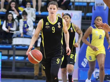 בארון. נזדקקה לתפרים (צילום: מנהלת ליגת העל לנשים בכדורסל)