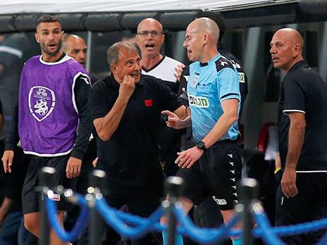 האירוע ששינה את המשחק. לוי פונה ללייבה לאחר ההרחקה (אלן שיבר)