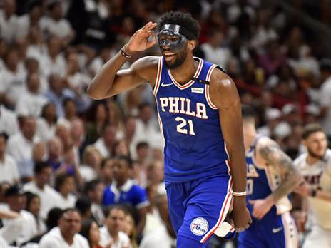 אמביד. הכוכב במסכה (Getty)