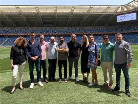 משלחת מועדון הכדורגל של טוטנהאם עם מנהלי MTR7 ומנהלי אצטדיון סמי עופר (צילום: יחסי ציבור MTR7)