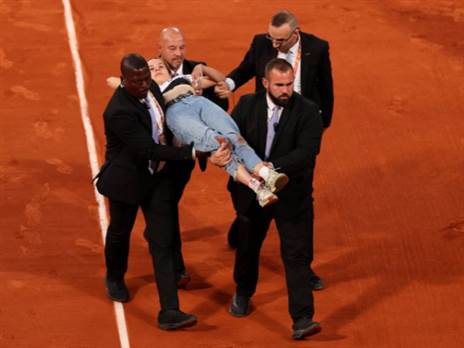 המפגינה מפונה מהמגרש (Getty)