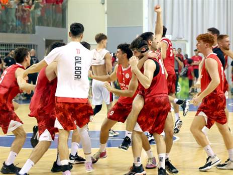 שחקני גלבוע/מעיינות חוגגים את האליפות (צילום: לילך וייס, איגוד הכדורסל)