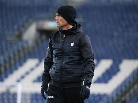 זיו אריה. הכורת סביבו נבנית (דני מרון)