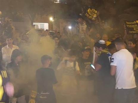 אוהדי בית"ר הדליקו רימוני עשן