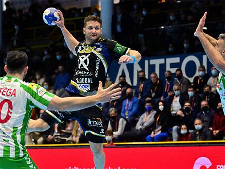 ממשיך לעוד עונה בספרד (צילום: J.L.Recio / RFEBM)