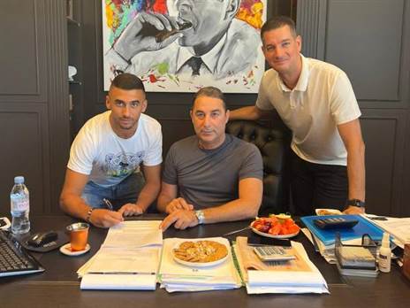 גיל כהן במעמד החתימה