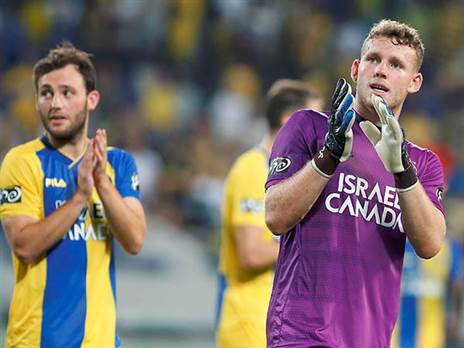 שחקני מכבי ת"א בסיום. דרוכים לגומלין (אלן שיבר)