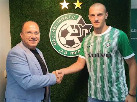 קאחביץ' בעת חתימתו (האתר הרשמי של מכבי חיפה)