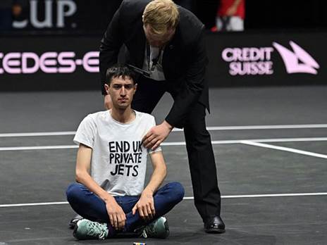 האוהד מפונה בידי כוחות האבטחה (GLYN KIRK/AFP via Getty Images)