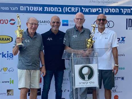 באזיל קאופמן וצ'אק שייקוביץ', זוכי ליגת הזהב, לצידו של יו"ר הקרן תמיר גילת ומנכ"ל מועדון הגולף ליאור פריטי (באדיבות הקרן לחקר הסרטן ICRF)