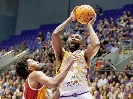 מחצית שנייה נהדרת שלו. ג'ונסון (אלן שיבר)