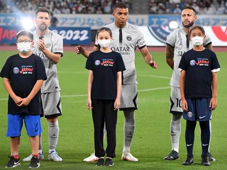 ראמוס מאפשר לשלישייה הזו לעשות את שלה מקדימה (Photo by Masashi Hara/Getty Images)