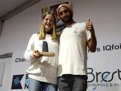 רומי קמינר עם מאמנה עומרי חצור (צילום: איגוד השייט בישראל)