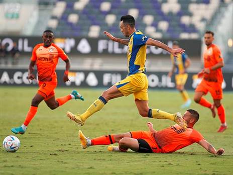 "מקבל את הכדורים רחוק מהשער". זהבי (אלן שיבר)