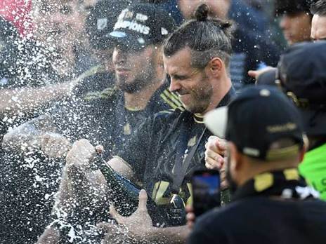 גארת' בייל חוגג אליפות רגע לפני שהוא טס למונדיאל (Photo by Kevork Djansezian/Getty Images)