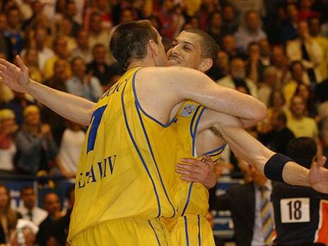 ניקולה וויצ'יץ' ואנתוני פארקר. הקרואטי היה חלק מתור הזהב של הצהובים (Photo credit should read TAL COHEN/AFP via Getty Images)