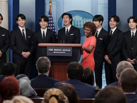 חברי BTS בבית הלבן. אחד מהם יופיע בטקס הפתיחה (Kevin Dietsch/Getty Images)
